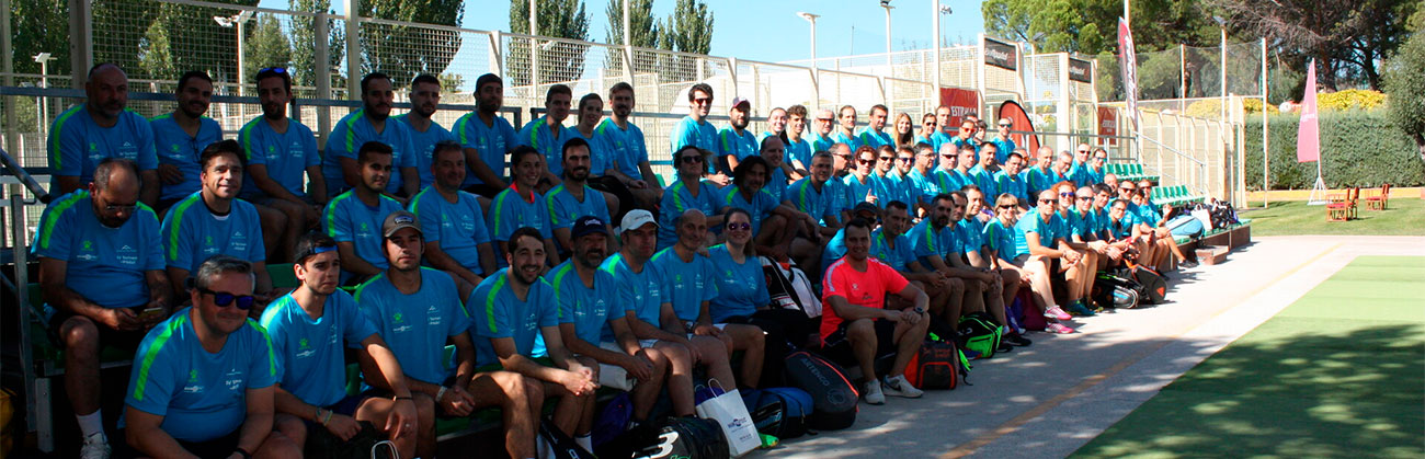 Jugadores Torneo de Padel en grada