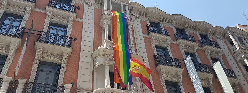 Bandera LGTBI en fachada de la Sede